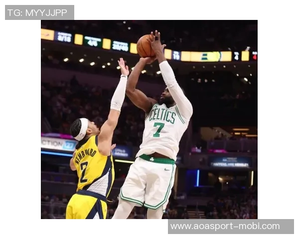 杰伦布朗首节表现平平仅得2分3投1中篮板助攻均有贡献